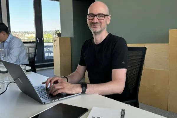 Christian Benkner über Chat GPT Ads: "Der adressierbare Pool für B2B-Werbung ist damit deutlich kleiner als die Gesamtzahl der ChatGPT-Nutzer", erklärt Christian Benkner, Geschäftsführer von ARISE Online Marketing. "Und der entscheidende Punkt: Wer im Unternehmen Budget entscheidet, zahlt typischerweise für einen werbefreien Tarif. Die Zielgruppe kauft sich selbst vom Kanal frei."